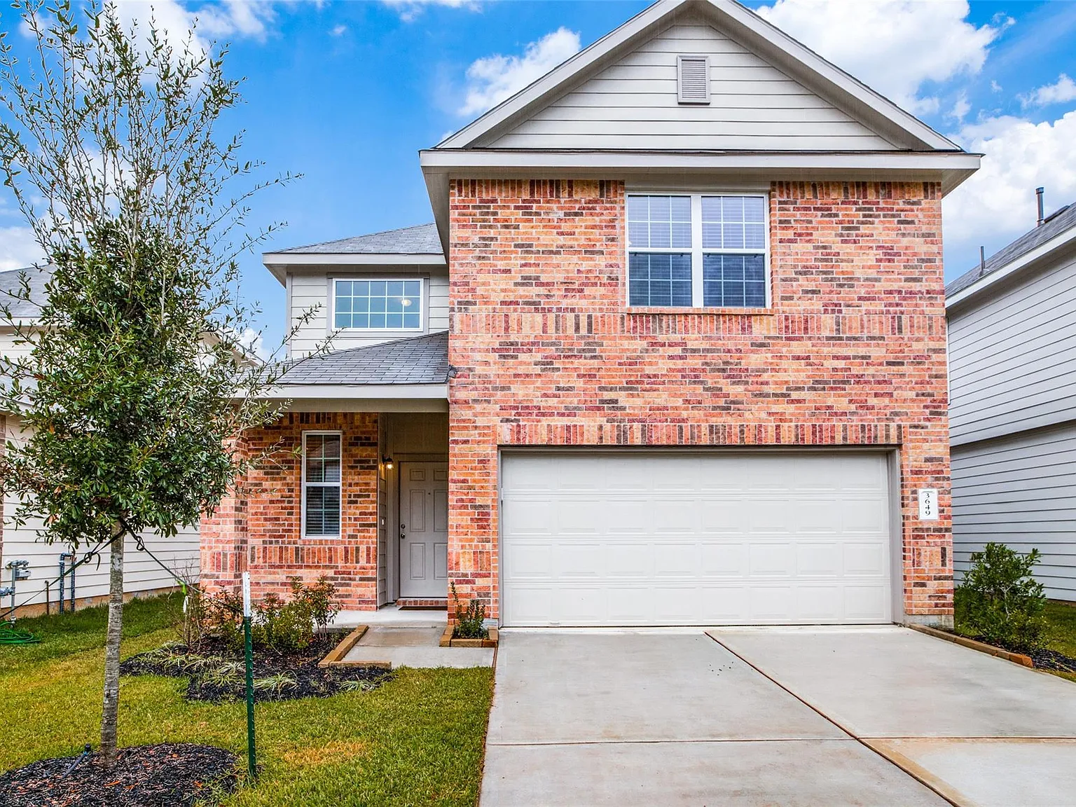 4 bed, 2.5 bath, 2125 sqft, $2,099 — Photo 2