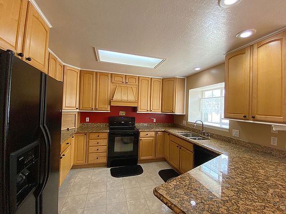 5th image of 214 Camellia Cir