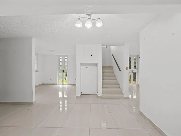 24 Gables Breeze — Photo 4