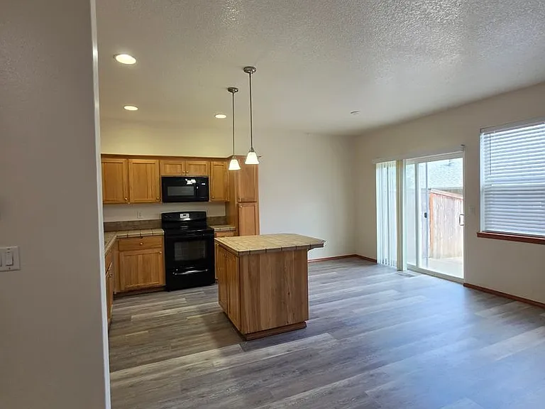 355 SW Pemberly Loop — Photo 2