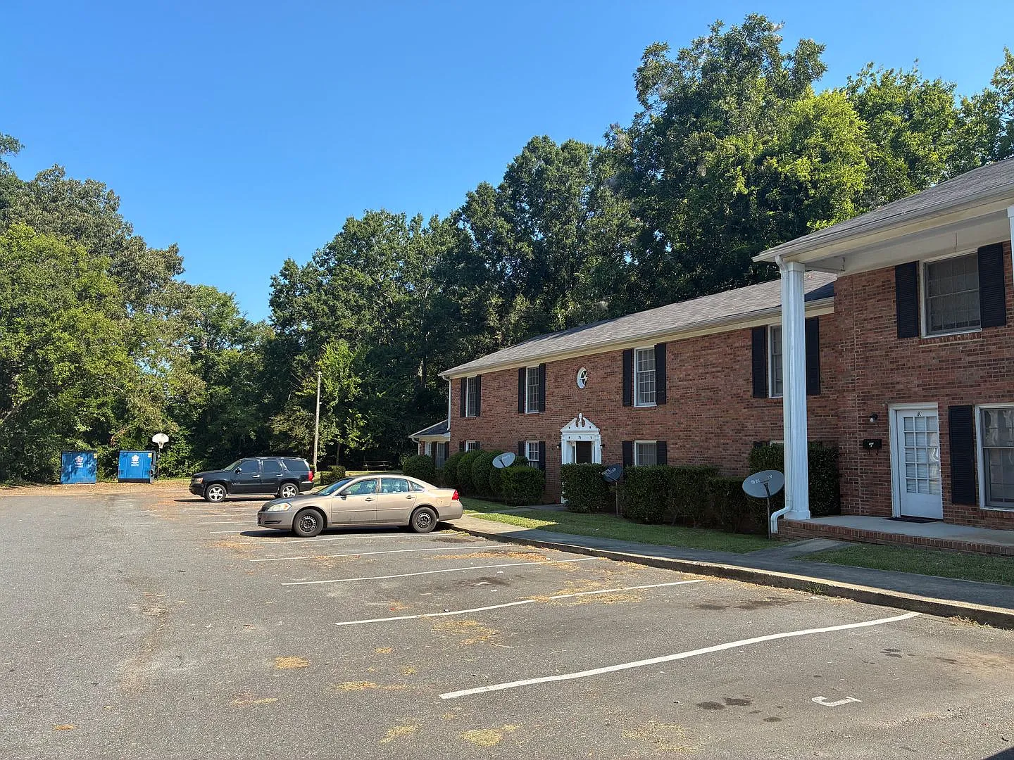 Carriage Hill Apartments — Photo 3