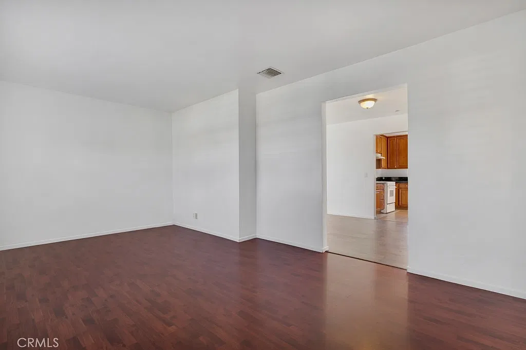 3 bed, 1382 sqft, $3,999 — Photo 2