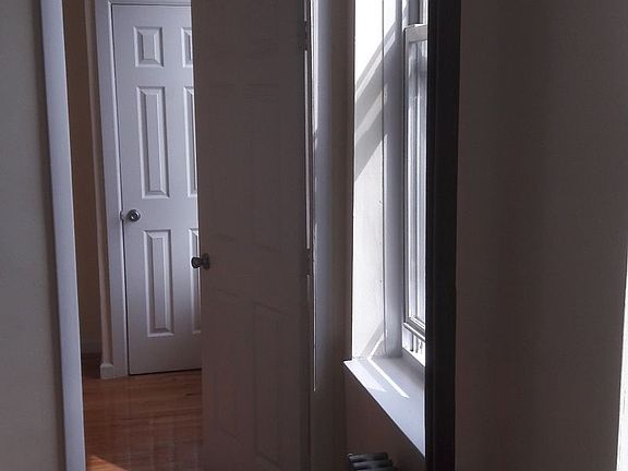 5th image of 3231 Greenpoint Ave Rear 2F