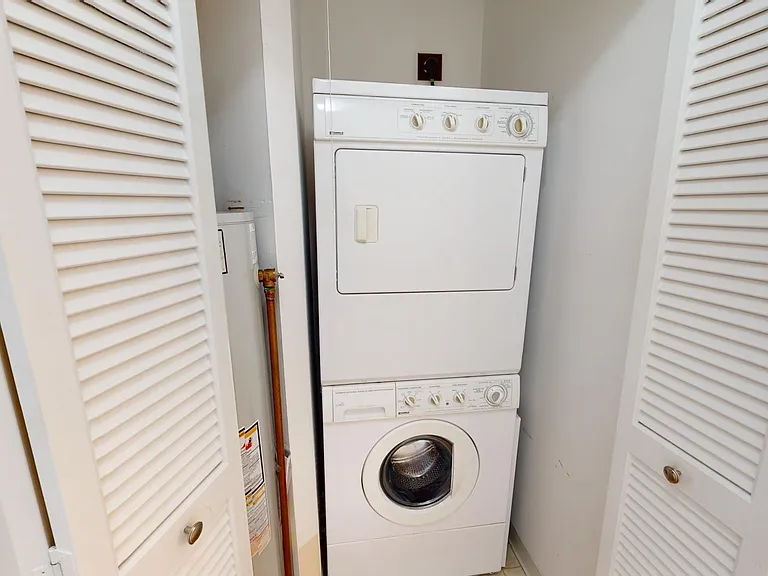 2221 S Huron Pkwy #4 — Photo 17