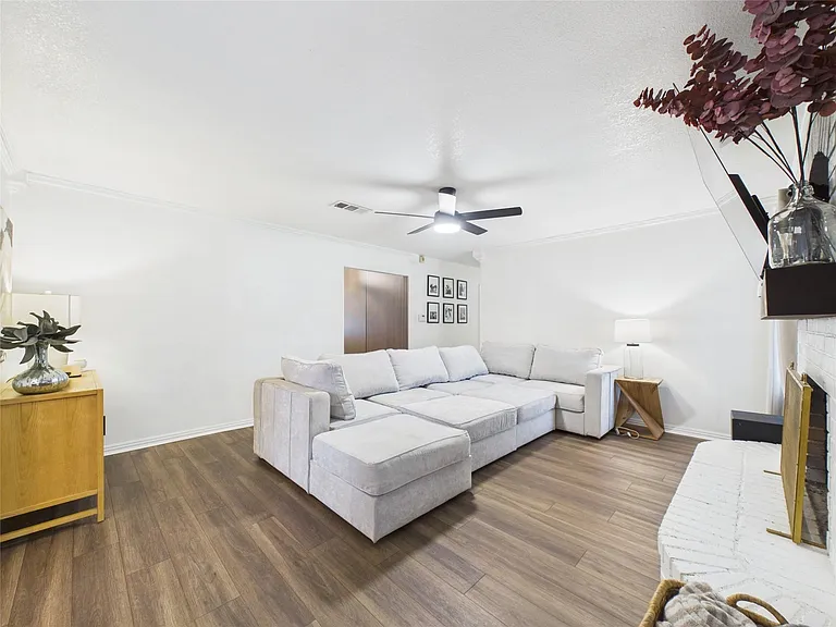 2612 Perry Ln — Photo 6