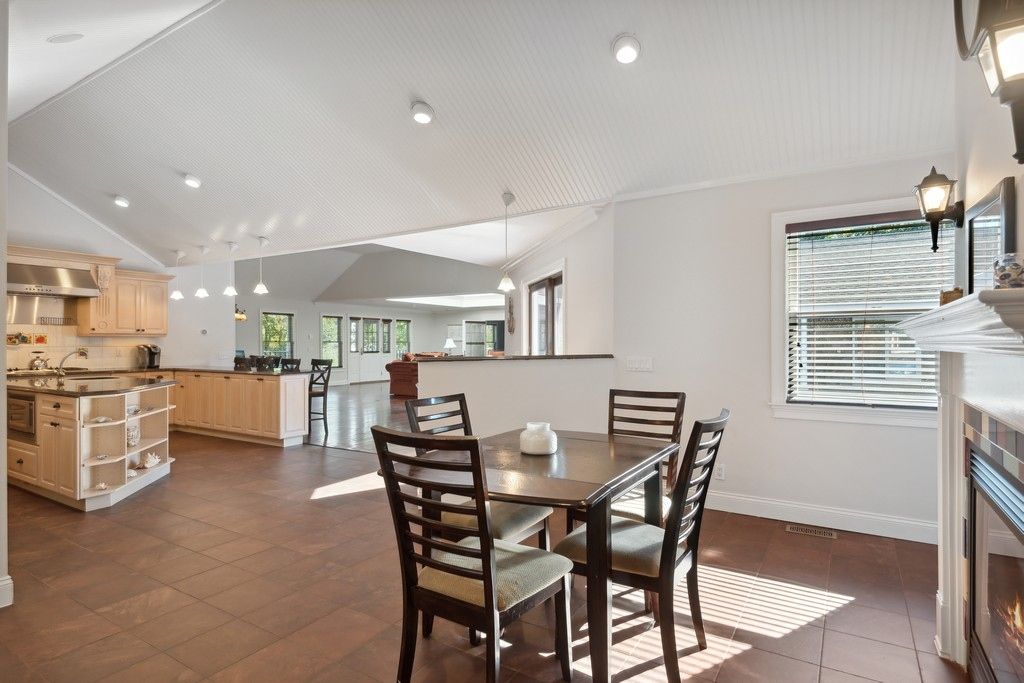  Breakfast Nook with fireplace