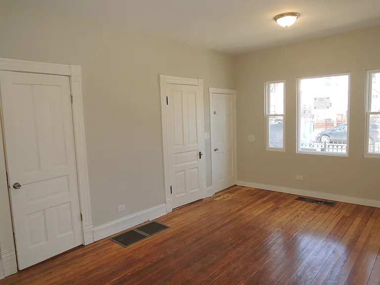 2154 N Maplewood Ave #1F — Photo 2