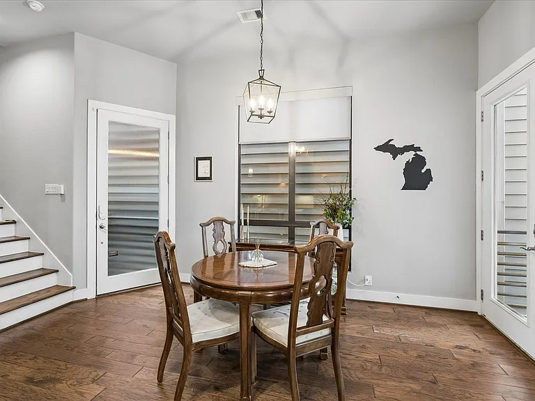 2410 Couch St — Photo 4