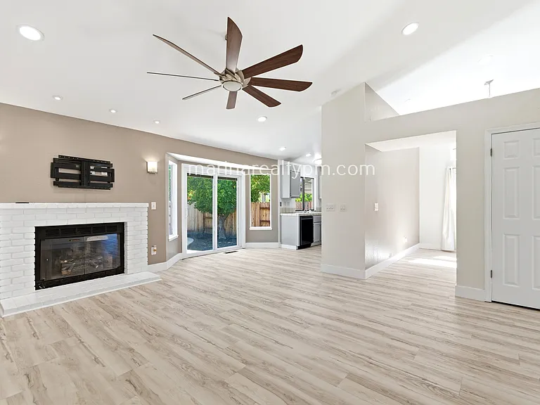 208 Buttercup Cir — Photo 41