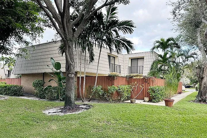 1700 Embassy Dr #504