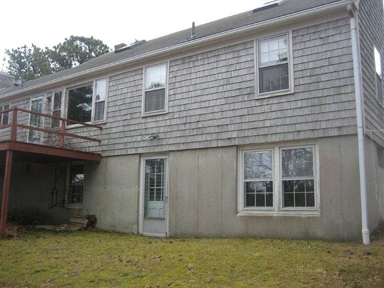 2nd image of 26 Monomoit Ln