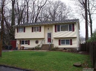 7 Windfield St, Huntington, NY 11743