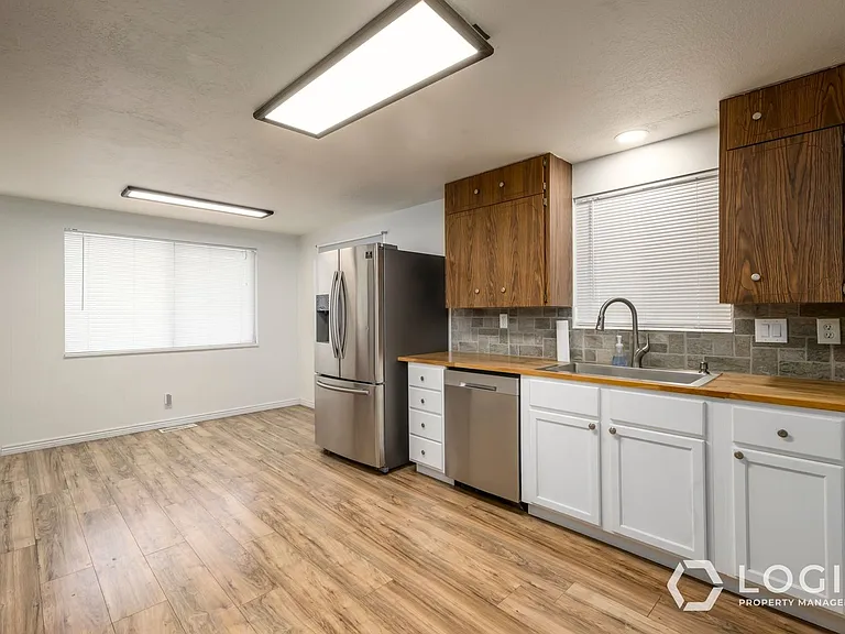 759 N Riverside Dr #UPSTAIRS — Photo 6
