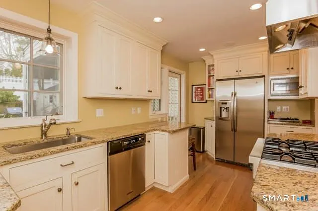 90 Linden Ave — Photo 5