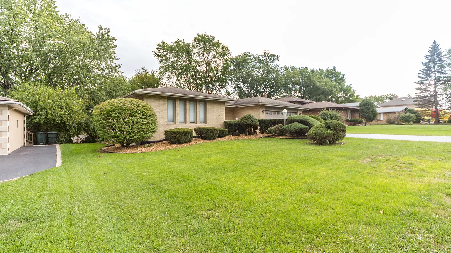 8142 Crestview Dr photo 1