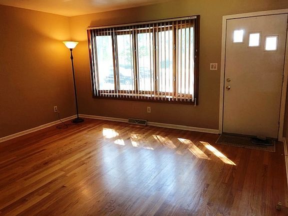 4th image of 18527 Glen Oak Ave