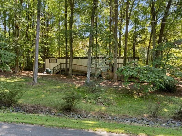 1055 Oak View Dr, Tobaccoville, NC 27050