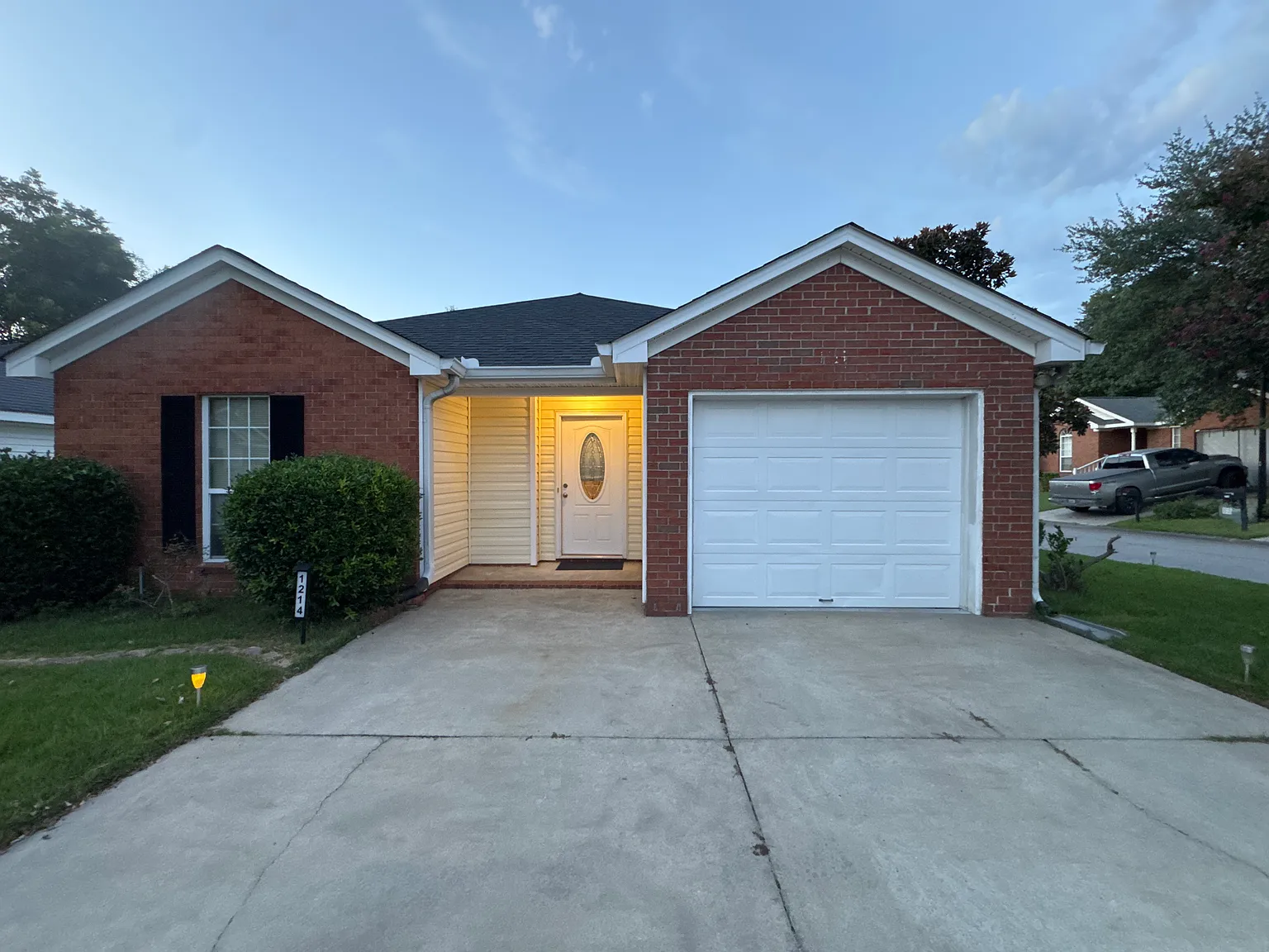 3 bed, 1261 sqft, $1,900 — Photo 2