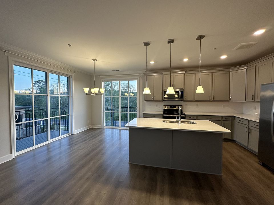 1st image of 1011 Vida Way APT 207