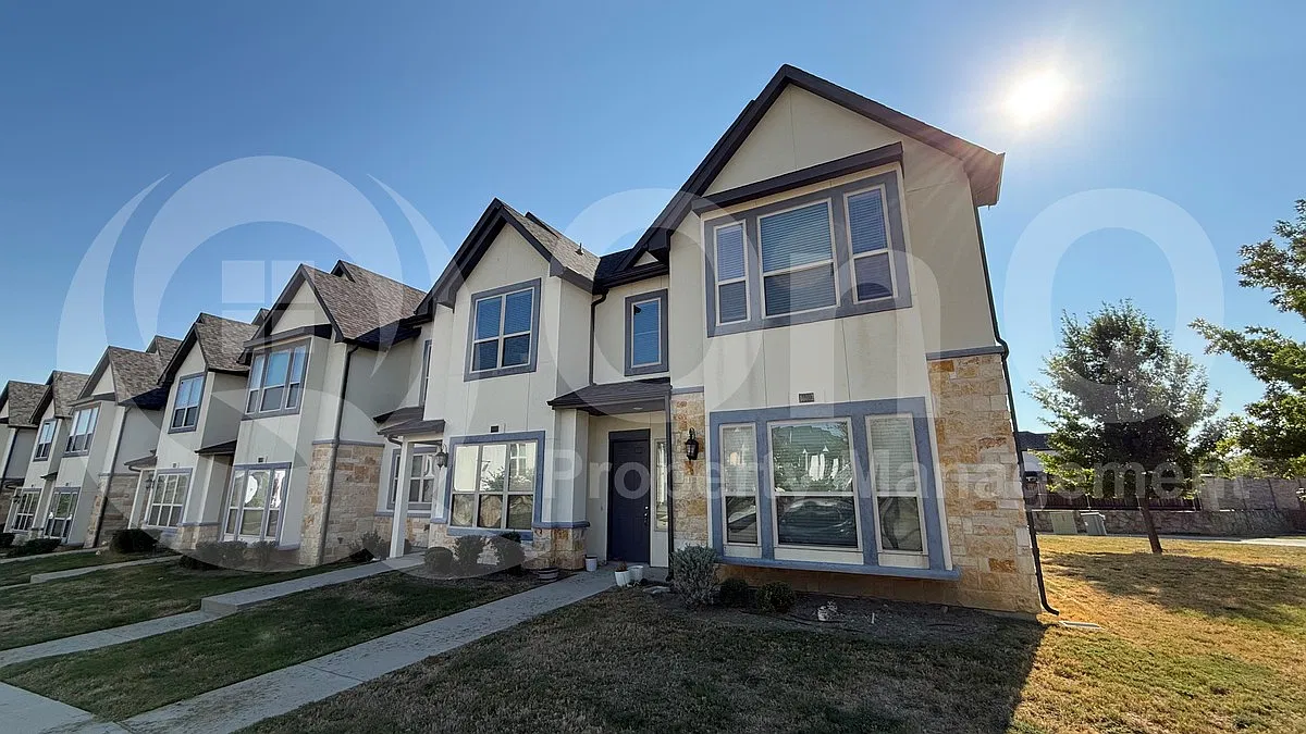 4 bed, 2.5 bath, 2159 sqft, $2,249 — Photo 2