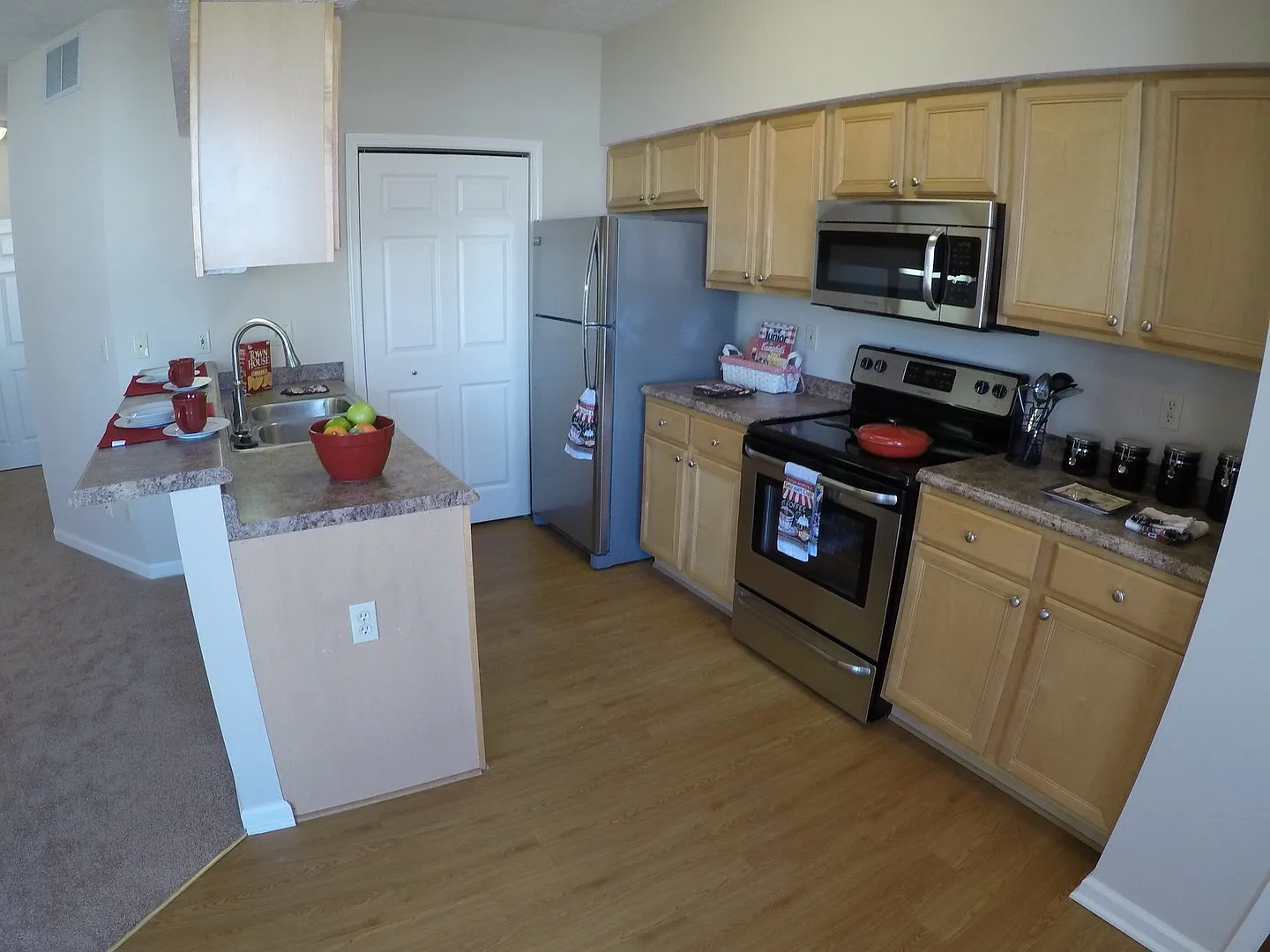 Portledge Commons, 1 and 2 Bedroom apartments, carport, central Lafayette — Photo 4