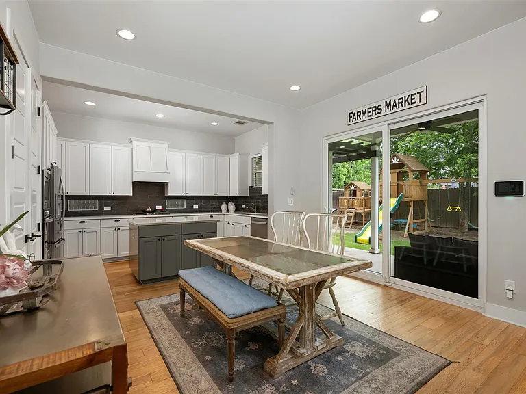 408 W 16th St — Photo 11