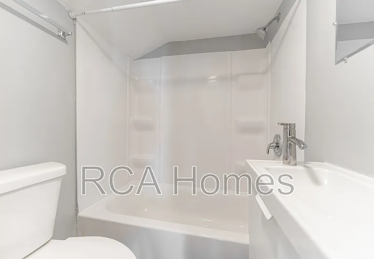 1011 E Legrande Ave #E — Photo 7