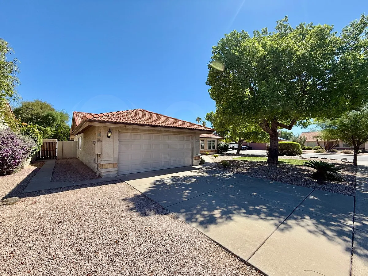 4 bed, 2.0 bath, 2003 sqft, $2,500 — Photo 3