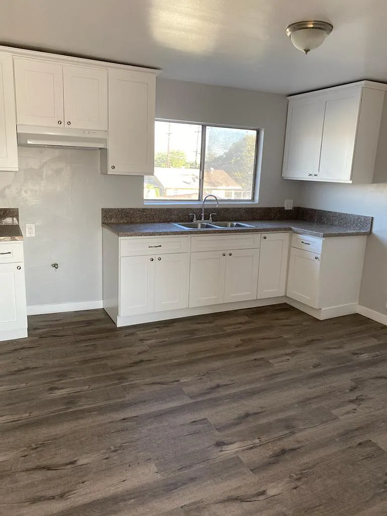 1240 E 76th Pl — Photo 3