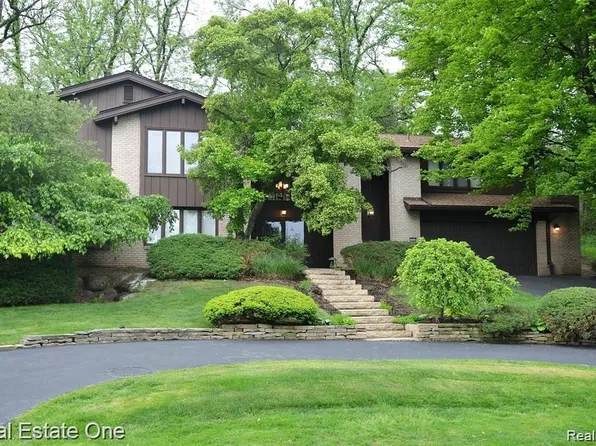 3058 Bloomfield Park Dr, West Bloomfield, MI 48323