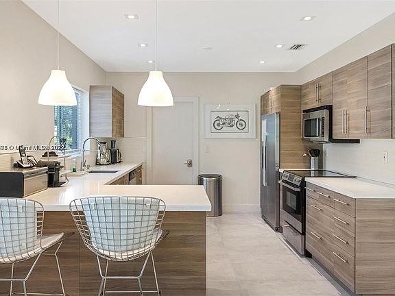 4th image of 9140 Dickens Ave #0