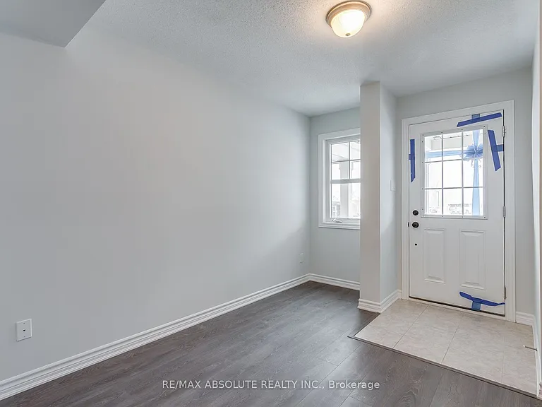 315 Pumpkinseed Cres — Photo 2