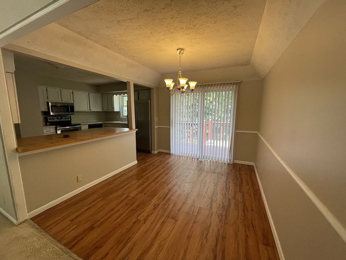 15112 Lincoln Cir 3 Bed/2 Bath Split Entry in Millard School District | Fireplace, Deck, Fenced Yard — Photo 4
