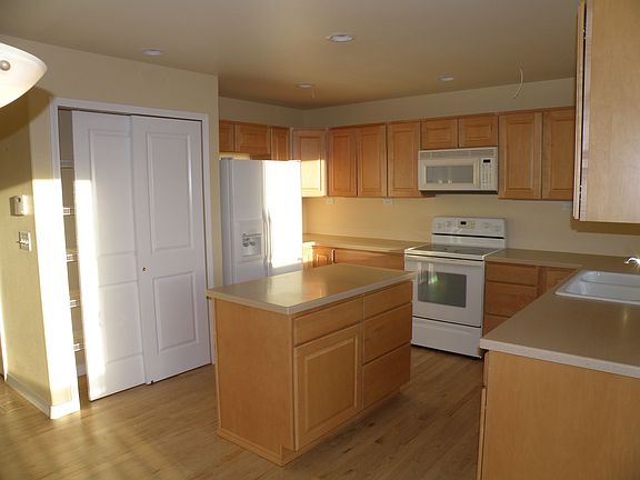 Large pantry, all appliances & an island!