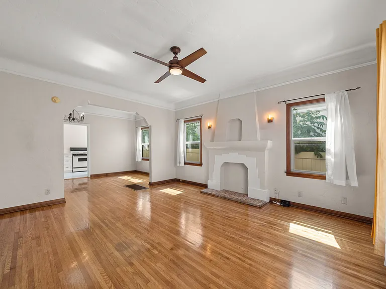1136 Bennett Ave — Photo 3