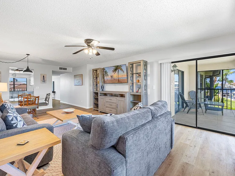 4711 SE 5th Ave #10 — Photo 4