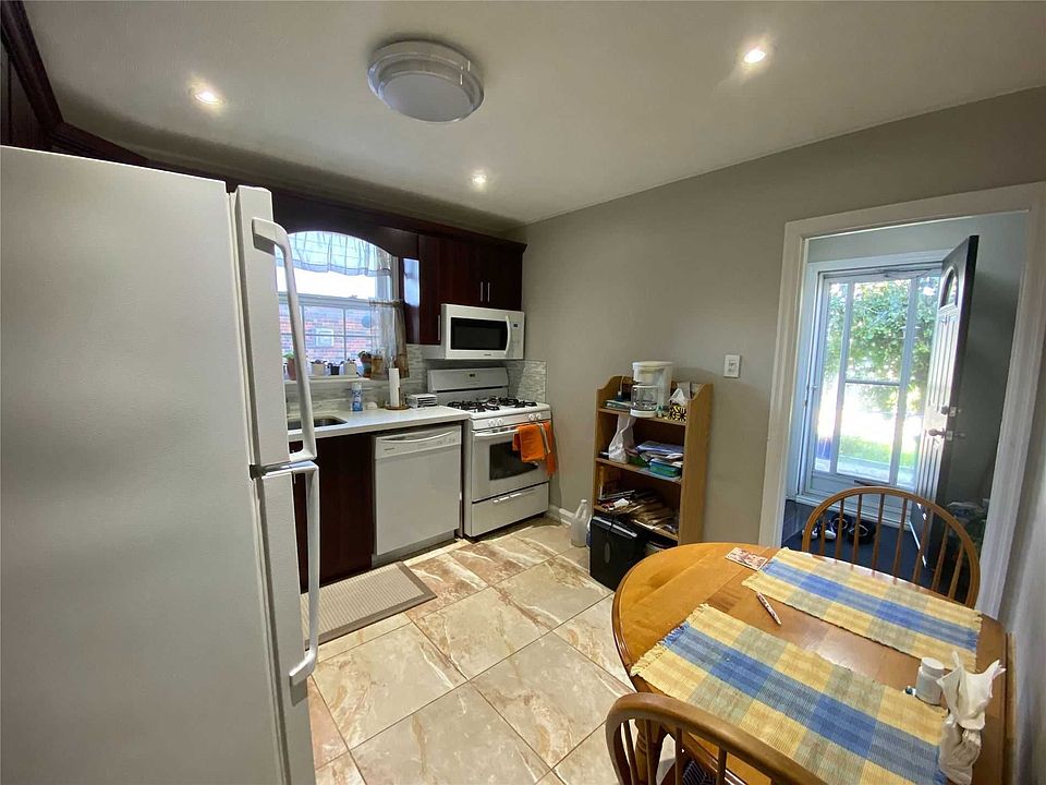 2nd image of 221 Saint Lawrence St