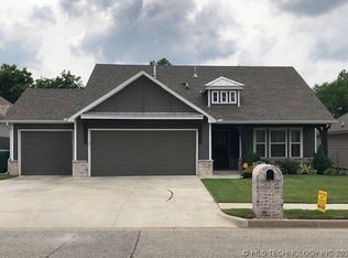 5318 Skylane Dr, Sand Springs, OK 74063
