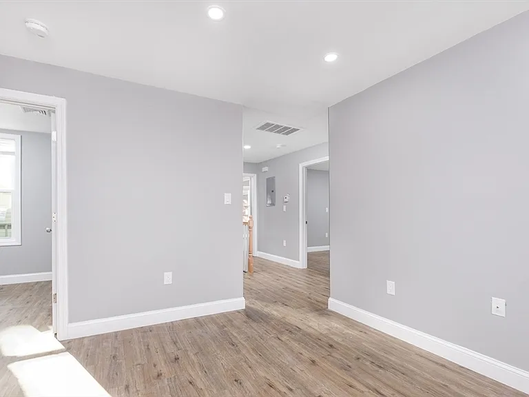 335-337 Windsor St #337 — Photo 11