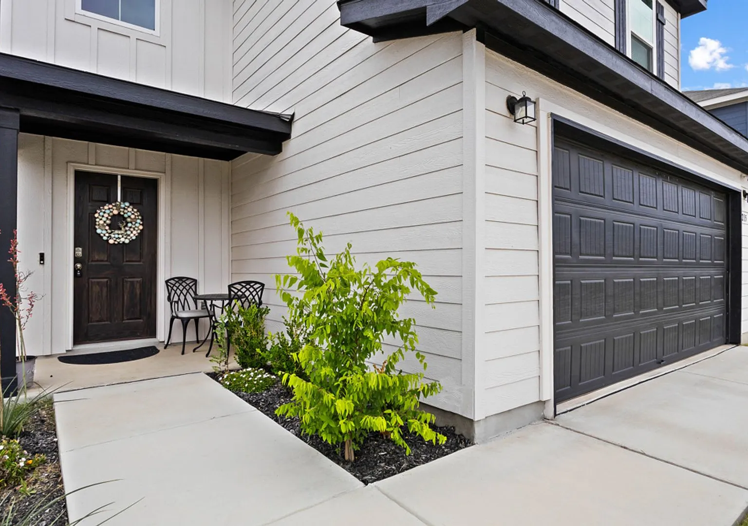 Charming Home Awaits: Spacious & in a Prime Location — Photo 3