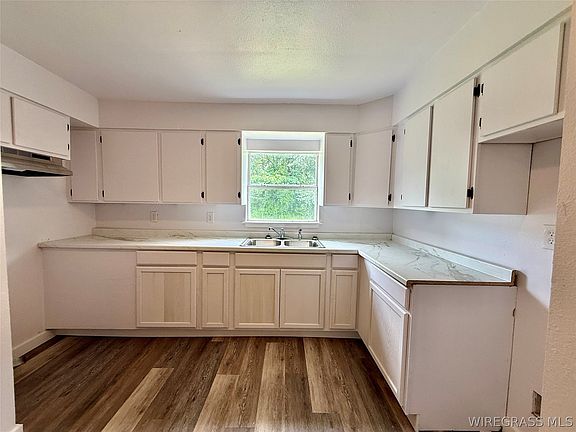 4th image of 200 N Pleasant St