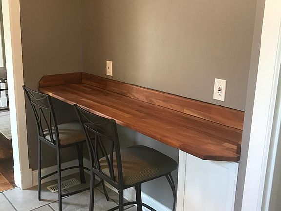 Eat in counter top in the kitchen