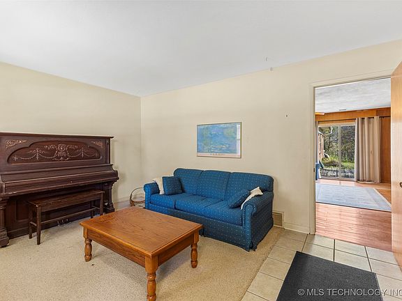 5th image of 530 Rebecca Ln