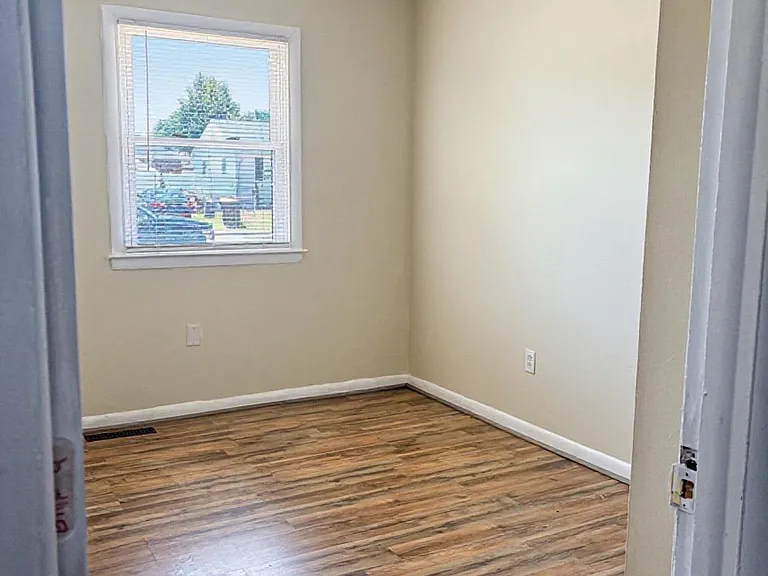 847 Lincoln St — Photo 4
