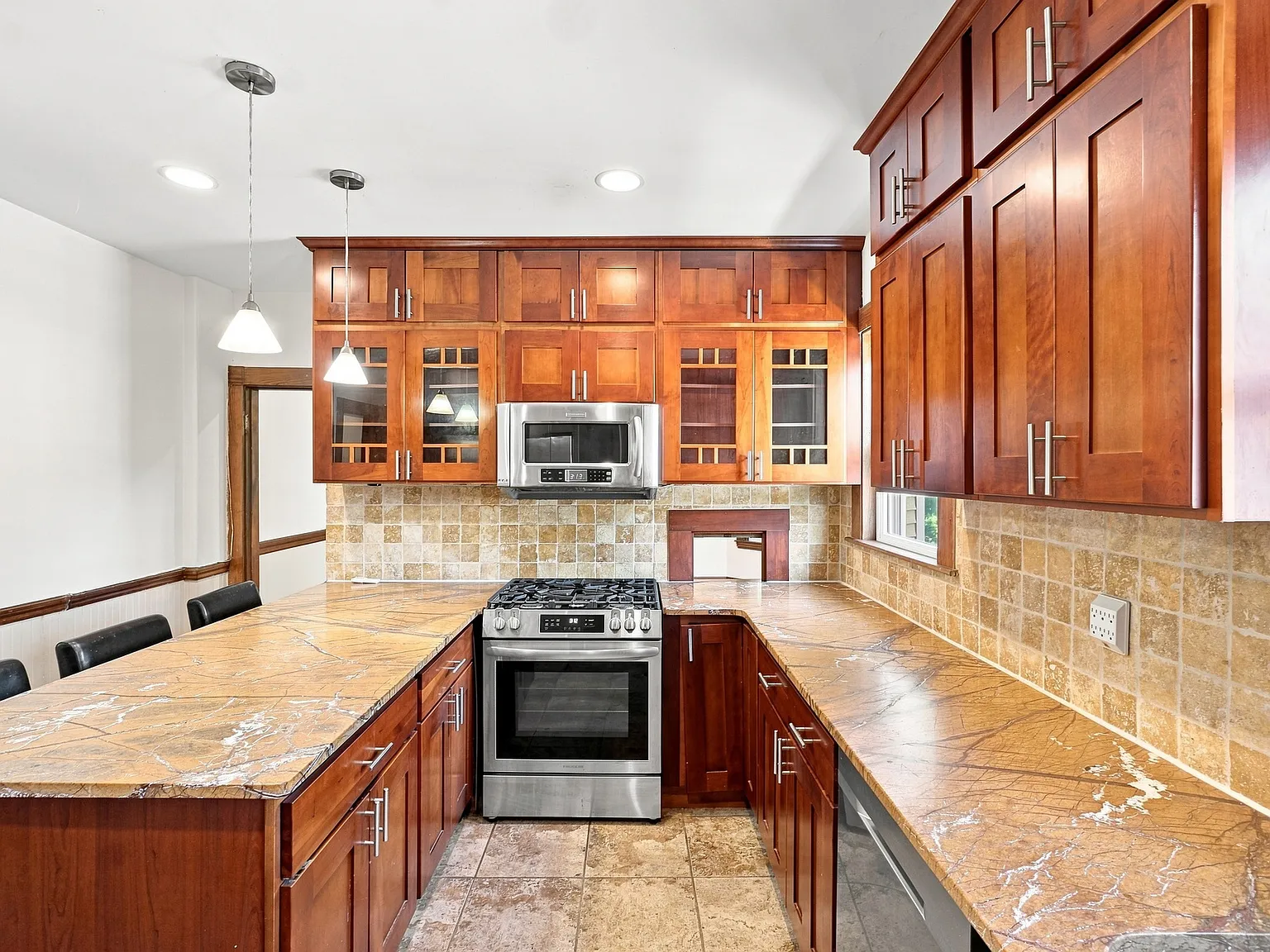 4 bed, 1500 sqft, $5,400 — Photo 2