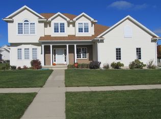 1016 Barrington Dr, Cedar Falls, IA 50613