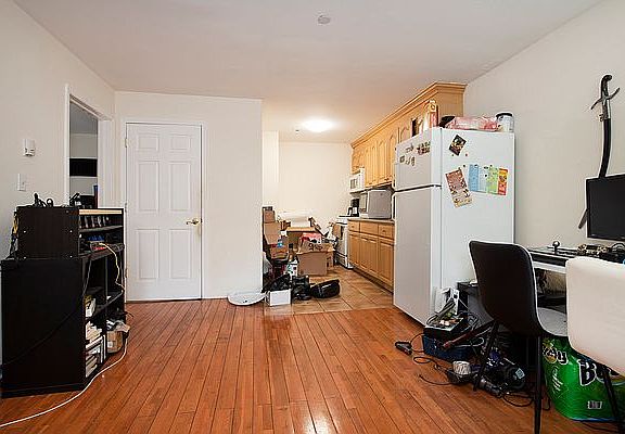 3rd image of 385 Vernon Ave #3F
