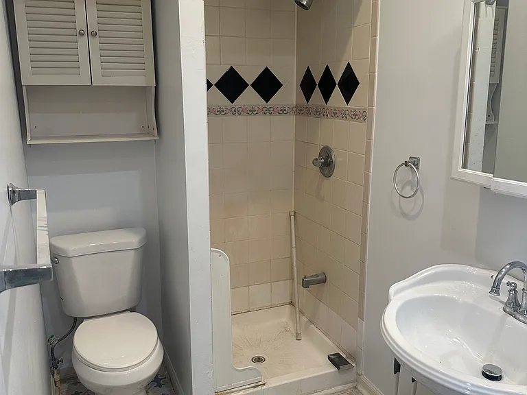 2621 Eastern Ave #1R — Photo 10