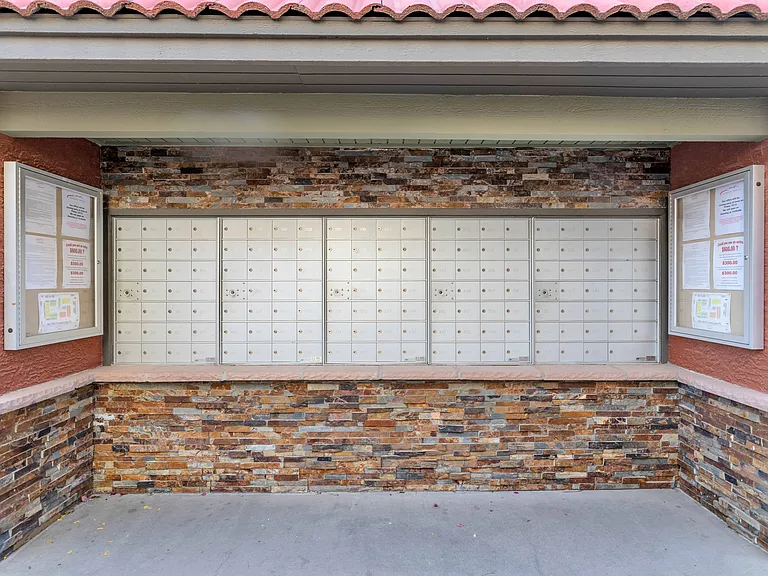 Urban Walk Apartments — Photo 31