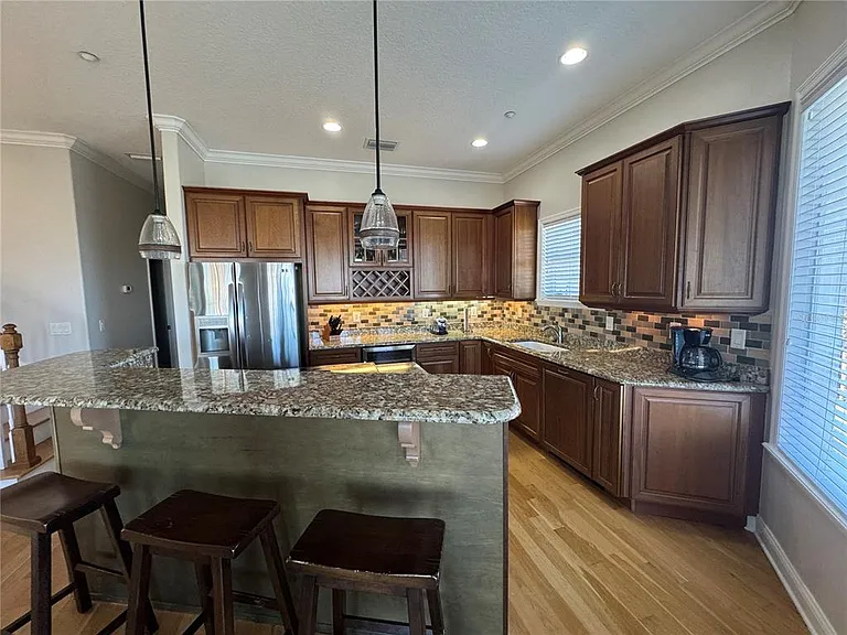 323 Ocean Crest Dr — Photo 2